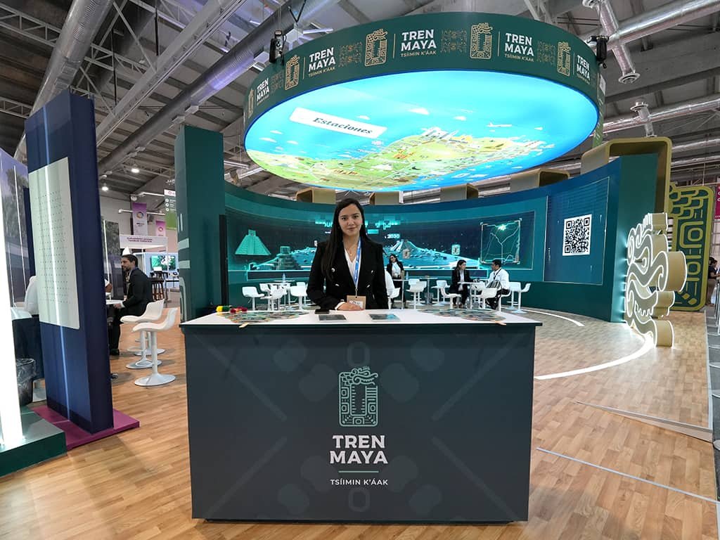 Stand publicitario con edecan en expo