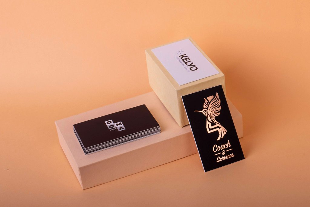 diseño de tarjetas de presentación elegantes en impresión digital con hot stamping