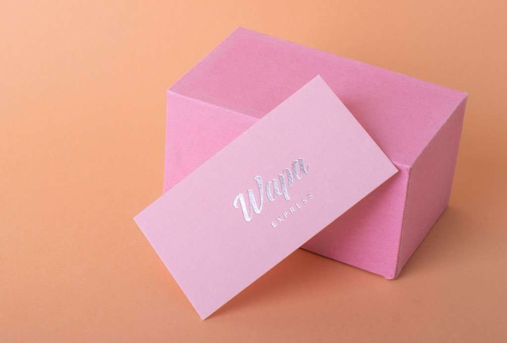 tarjetas de presentación elegantes con hot stamping y grabado en seco