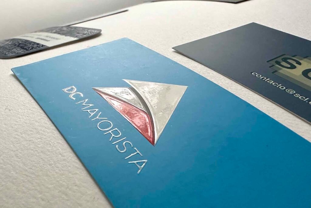 tarjeta con laminado mate y barniz UV a registro
