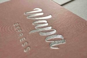 tarjeta con hot stamping plateado