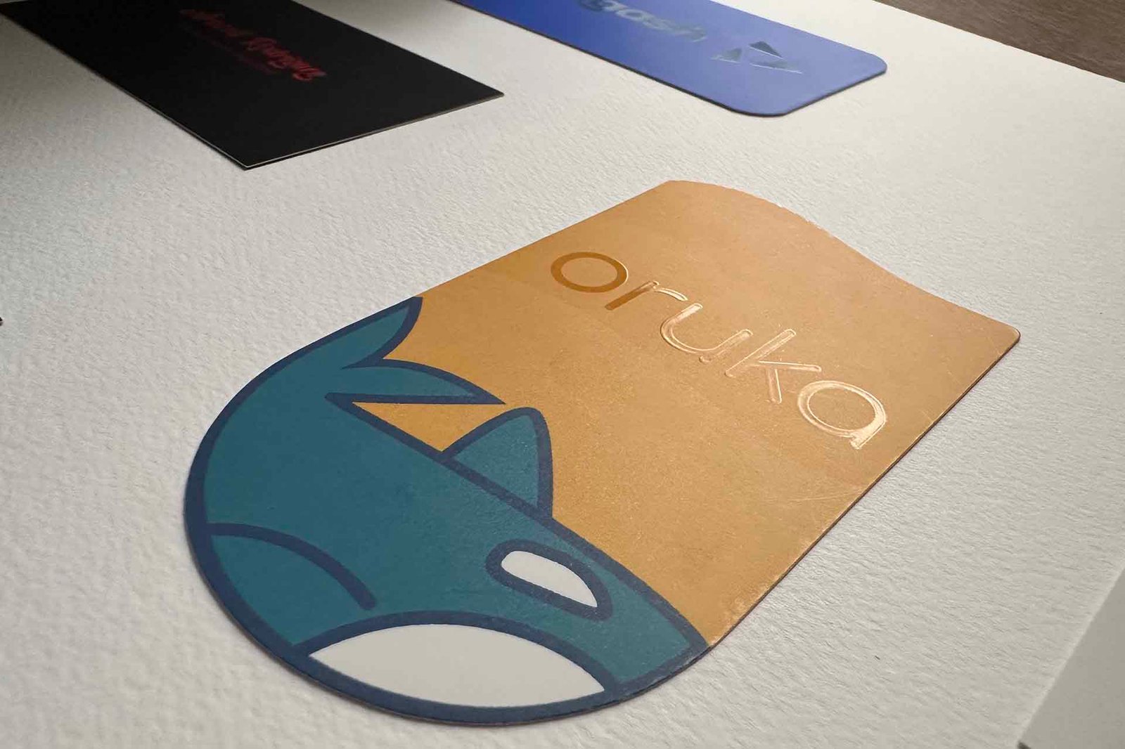 tarjeta con laminado mate, suaje y barniz UV a registro