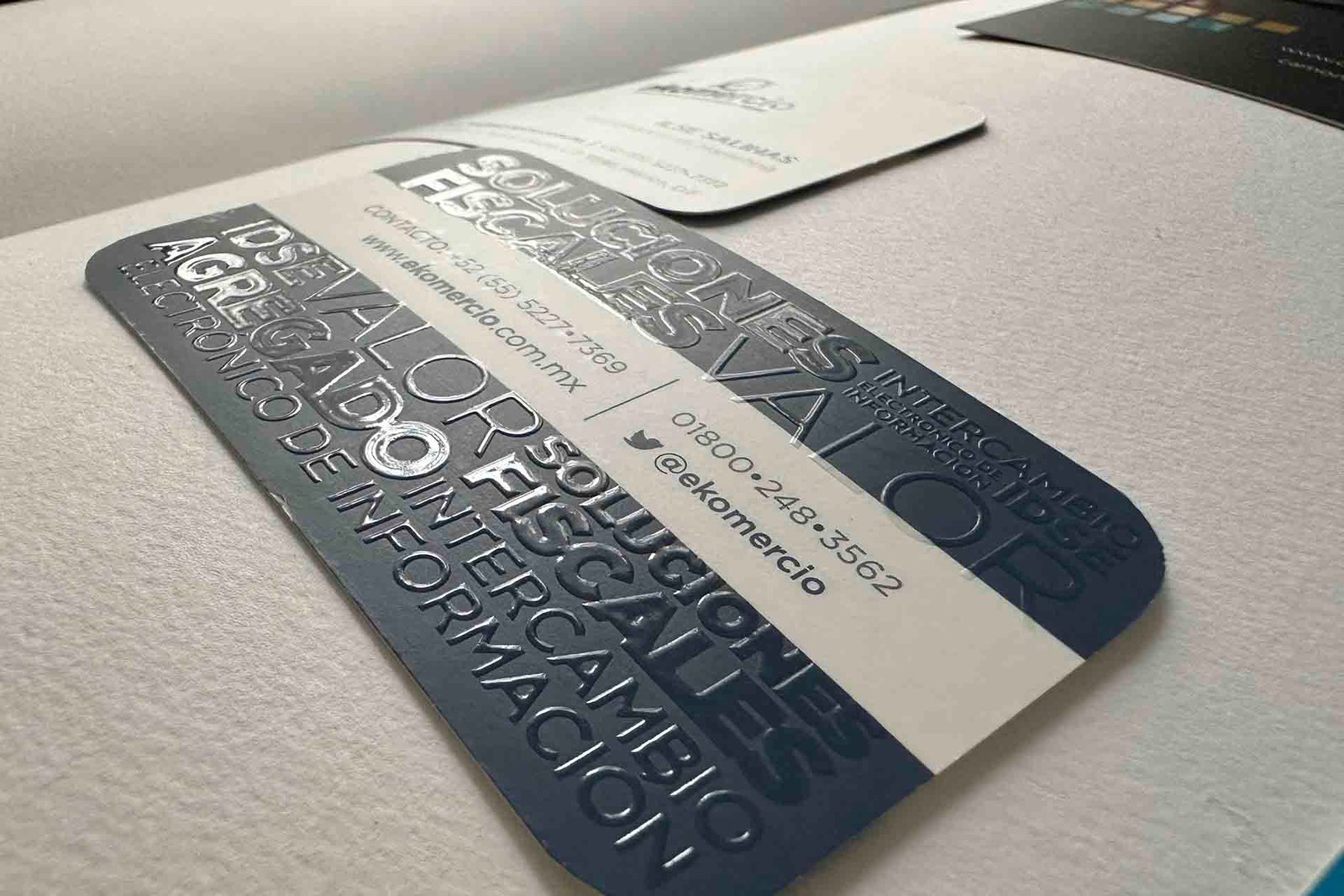 tarjetas con realce barniz UV brillante