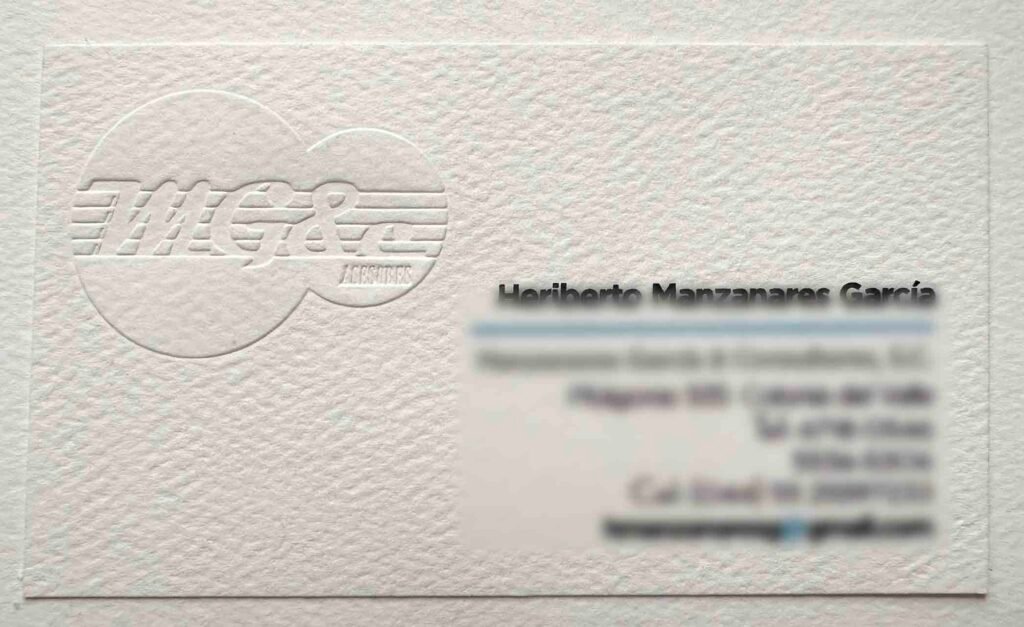 tarjeta con logo grabado en seco