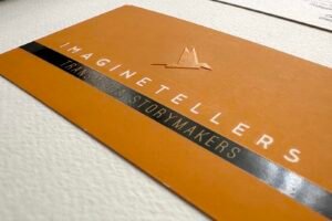 tarjetas con relieve con grabado en seco y barniz UV a registro