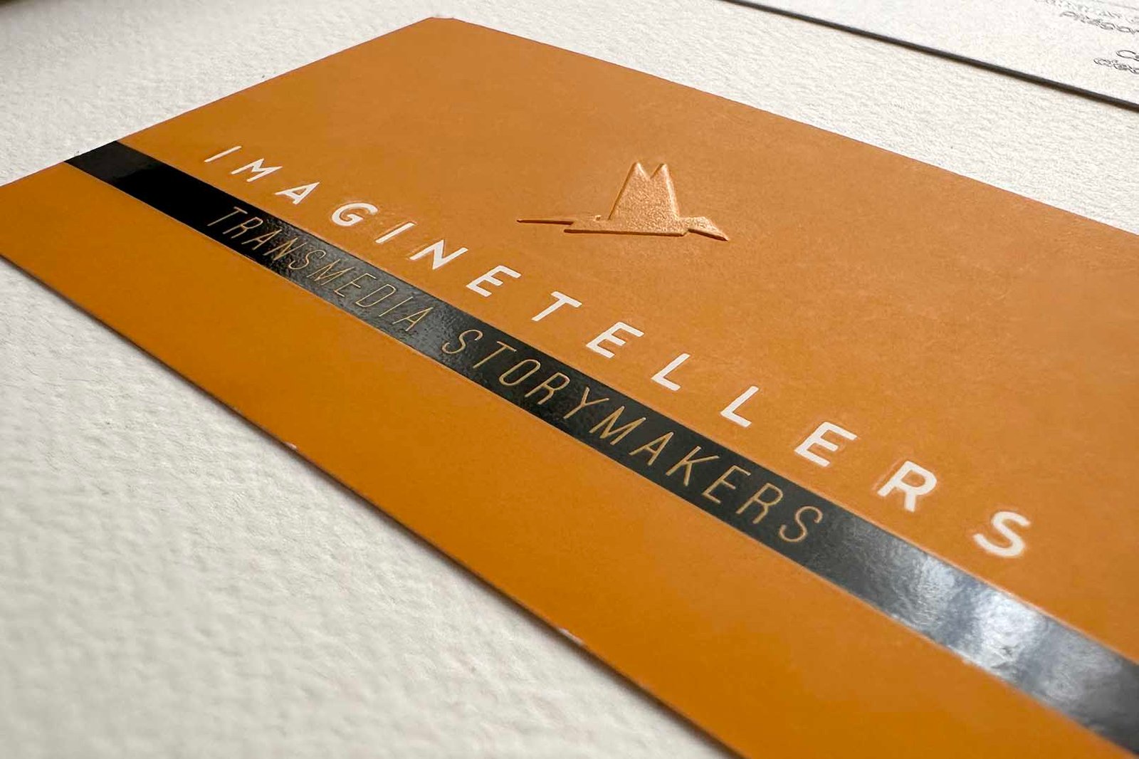 tarjetas con relieve con grabado en seco y barniz UV a registro