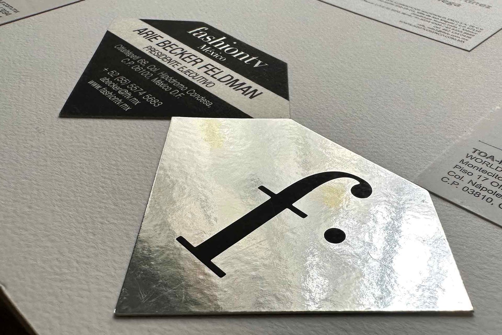 tarjetas de presentación plateadas