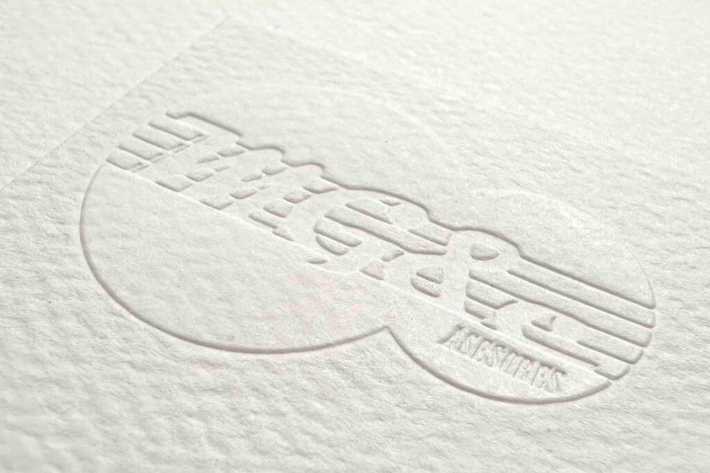 logo con realce grabado en seco en papel coriscan de 352g