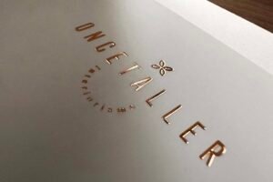 tarjetas en papel poliester con hot stamping dorado