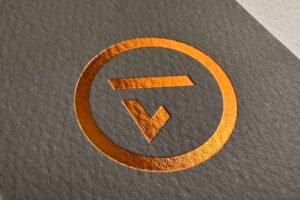 tarjetas en papel coriscan con logo grabado en seco y hot stamping dorado