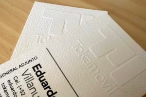 tarjetas elegantes en papel coriscan de 352g.con logo grabado en seco