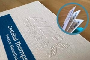 tarjetas con realce elegantes en papel lino empalmado para doble grosor