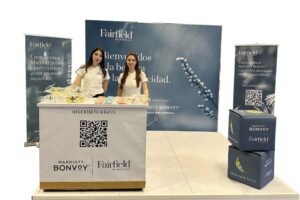 stand publicitario de la marca Fairfield de Marriott Bonvoy, roll up, back and repeat, articulos promocionales