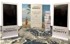 stand publicitario de la marca Fairfield de Marriott Bonvoy, roll up, back and repeat, articulos promocionales